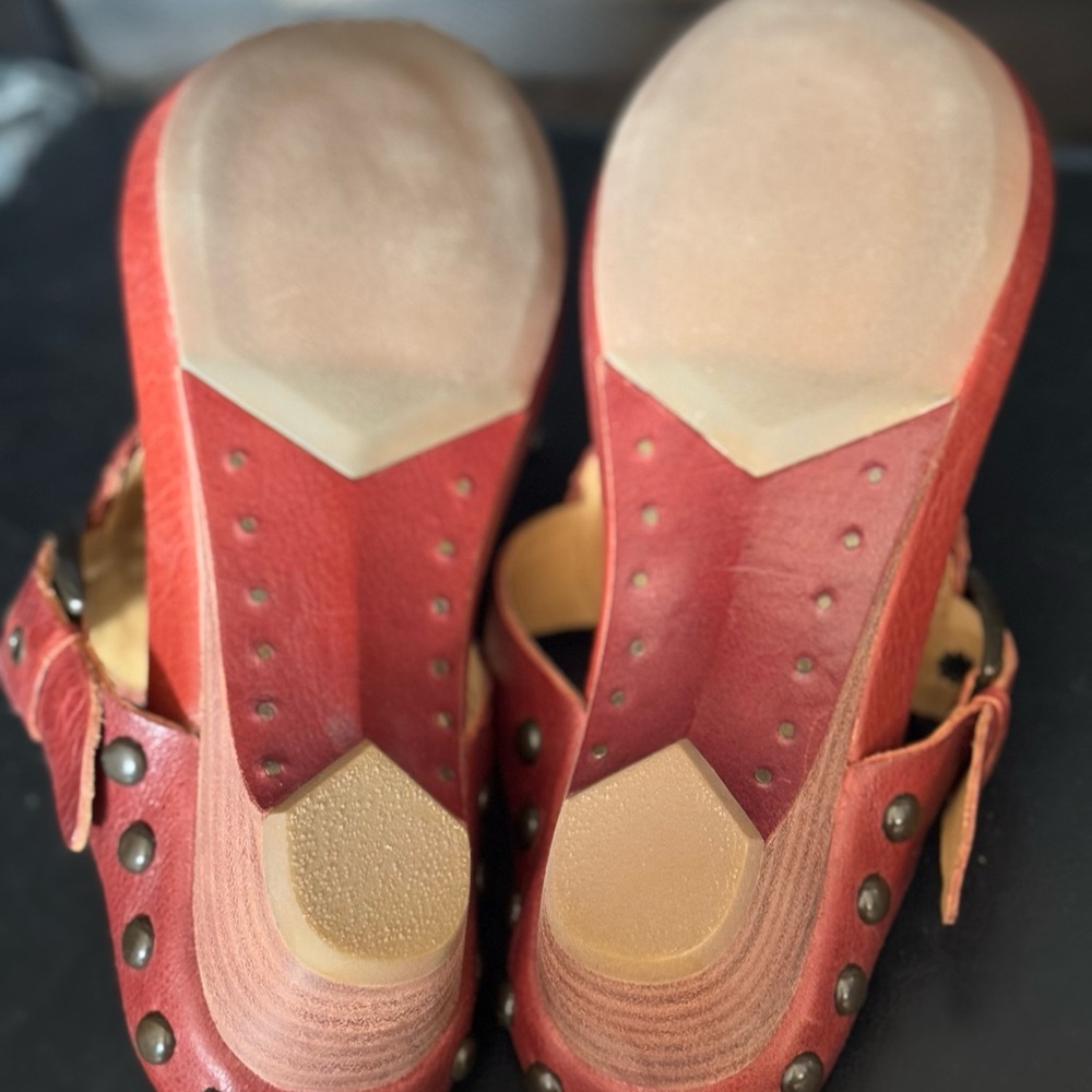 Frye Kitten Wedge Leather Studded Thong Sandal, Burnt Orange Size 8 Women - Picture 6 of 7